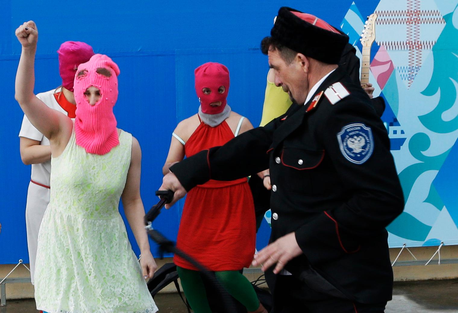 Två medlemmar i Pussy Riot har sökt politisk asyl i Sverige.