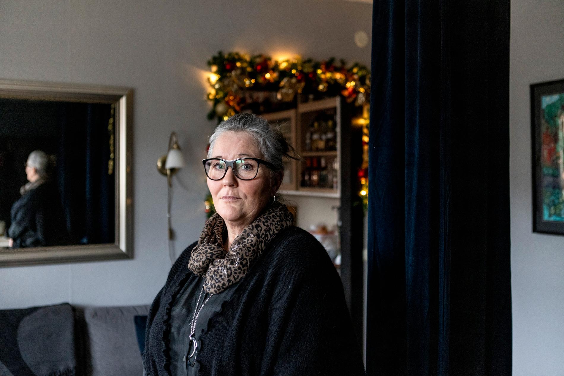 Carina Lövgren i sitt hem i Stockholm. Det är här hon föredrar att tillbringa sin tid – Sundsvall undviker hon så mycket hon kan.