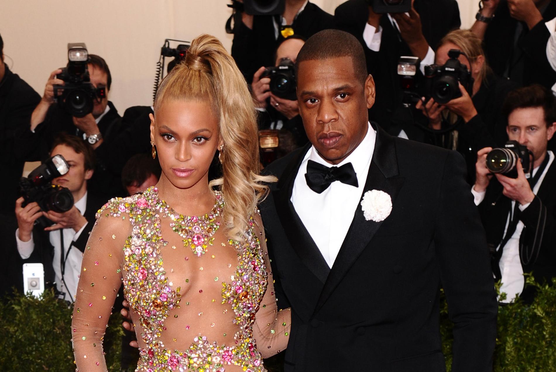 Beyoncé Knowles och Jay-Z blir nedpetade från förstaplatsen.