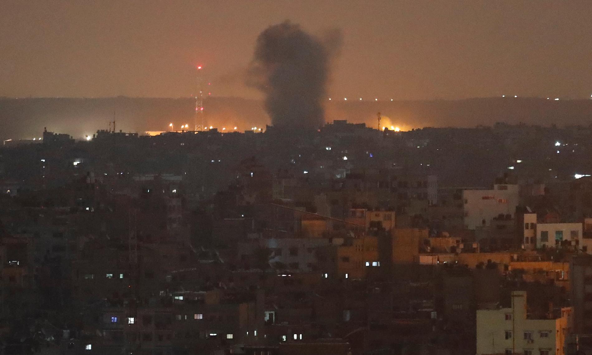 En explosion vid en israelisk robotattack mot Gaza City på onsdagskvällen.
