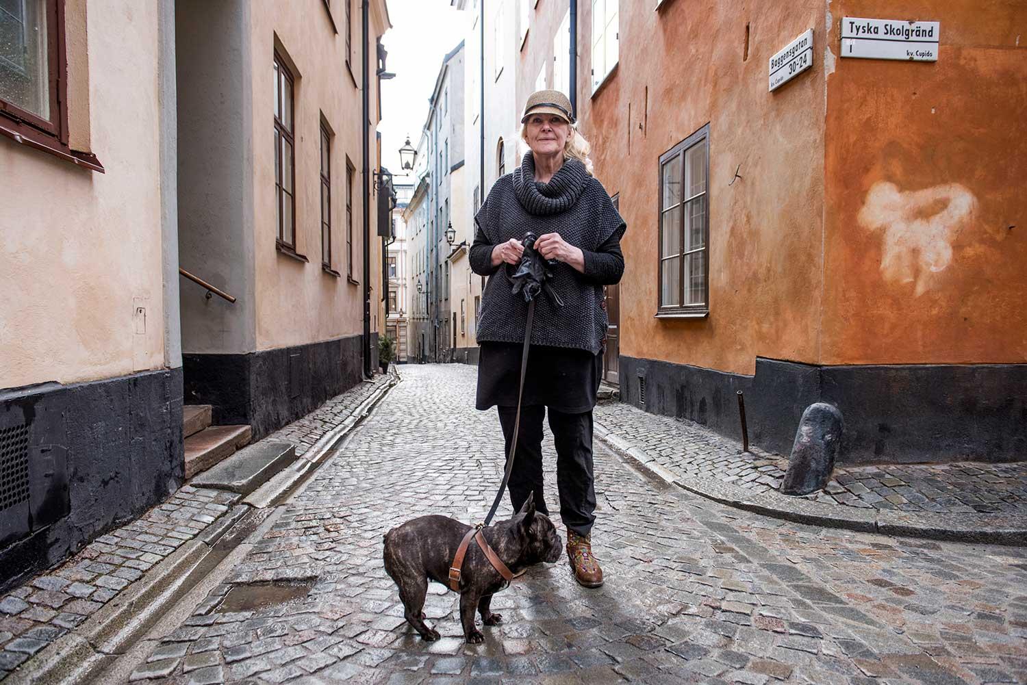 "Jag har ett bed and breakfast i Gamla stan sedan några år. Det har kommit två svenskar, resten är från hela världen", säger Agneta Zetterström, 67, här med Stina, 4.