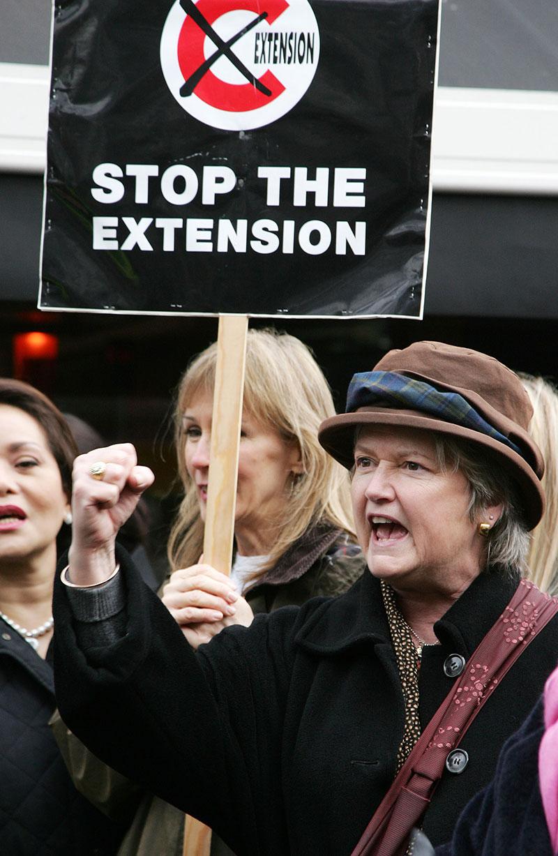 En arg dam protesterar mot utökning av trängelskatt-området i London. Bilden är från 2007.