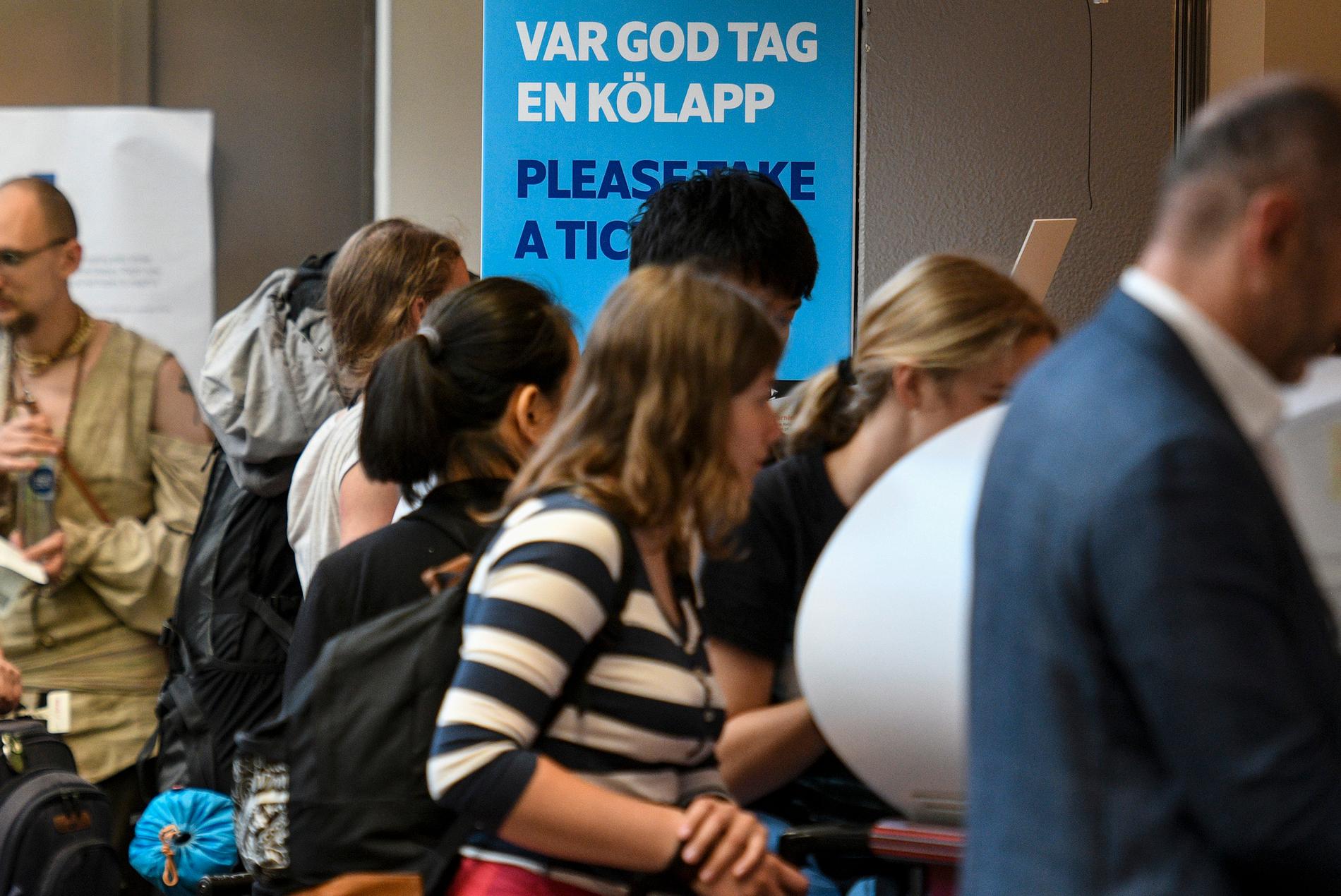 Kö vid SAS biljettkontor på Terminal 5 på Arlanda flygplats tidigarei dag.