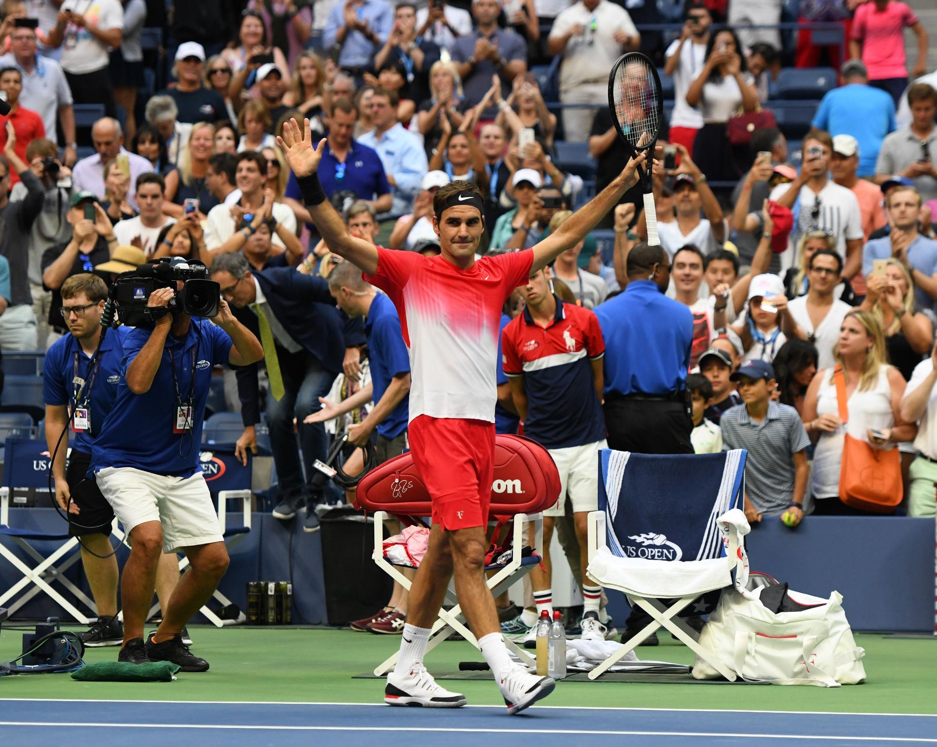 Federer tackar publiken efter segern.