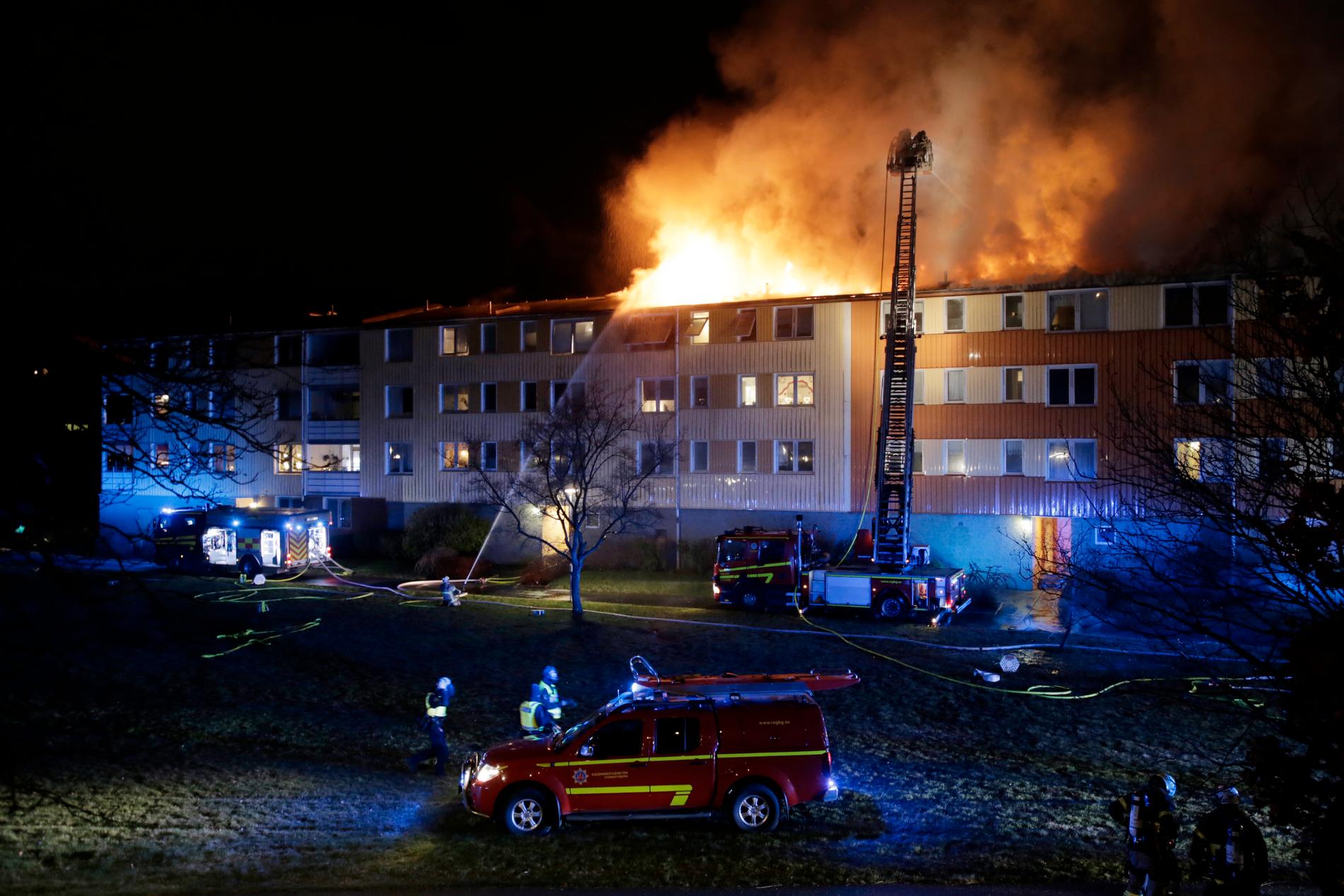 Det brinner kraftigt i ett flerfamiljshus i Göteborg.