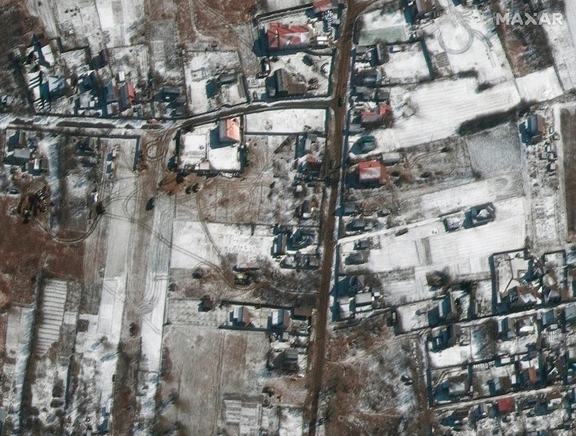 Nya satellitbilder visar hur den långan konvojen nu splittrats upp i delar. Här Ozera nordväst om flygbasen Antonov. 