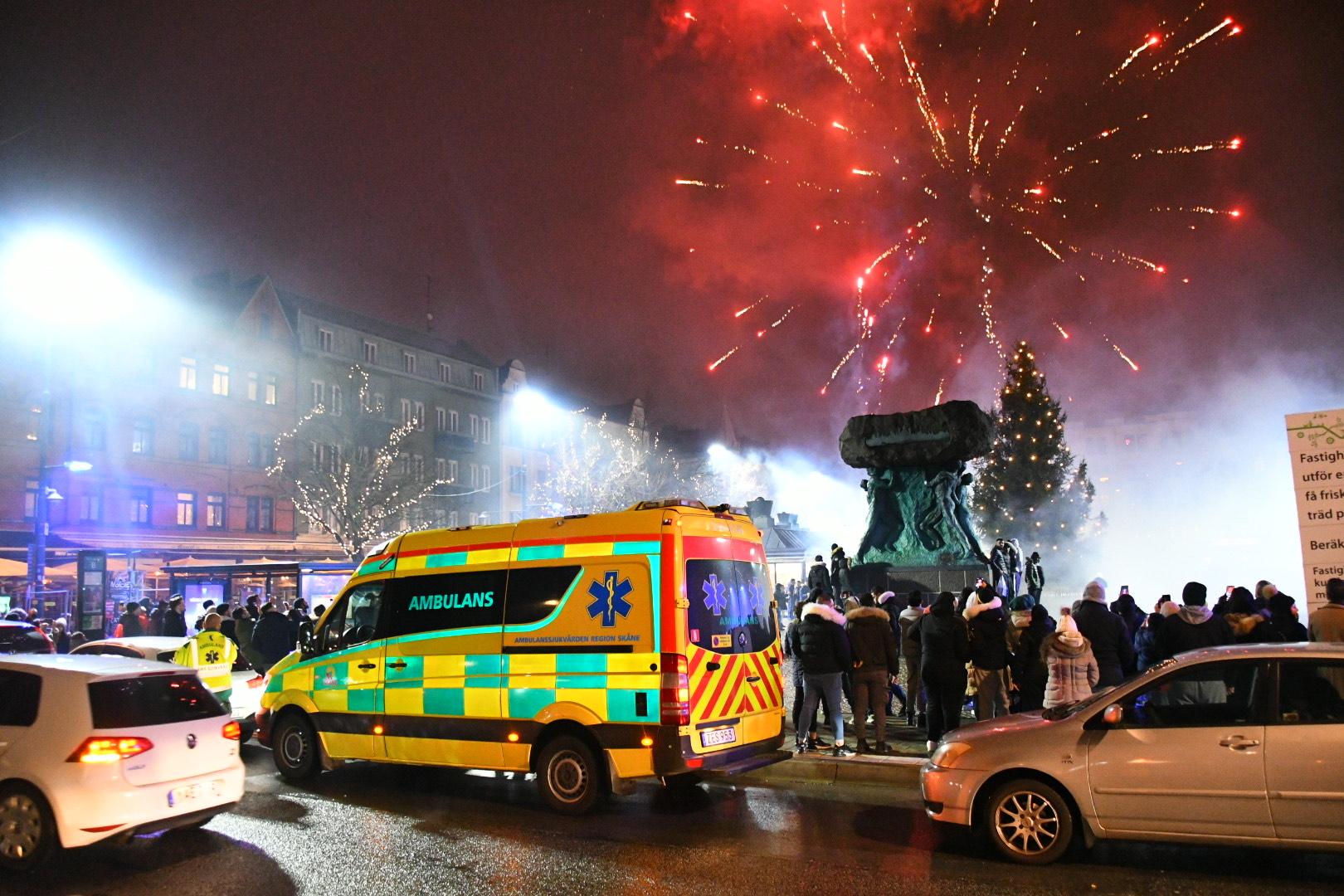 Ambulanser redo vid nyårsfirandet på Möllevångstorget i Malmö. ”Det är alltid halvkaosigt”, beskriver polisen natten. 