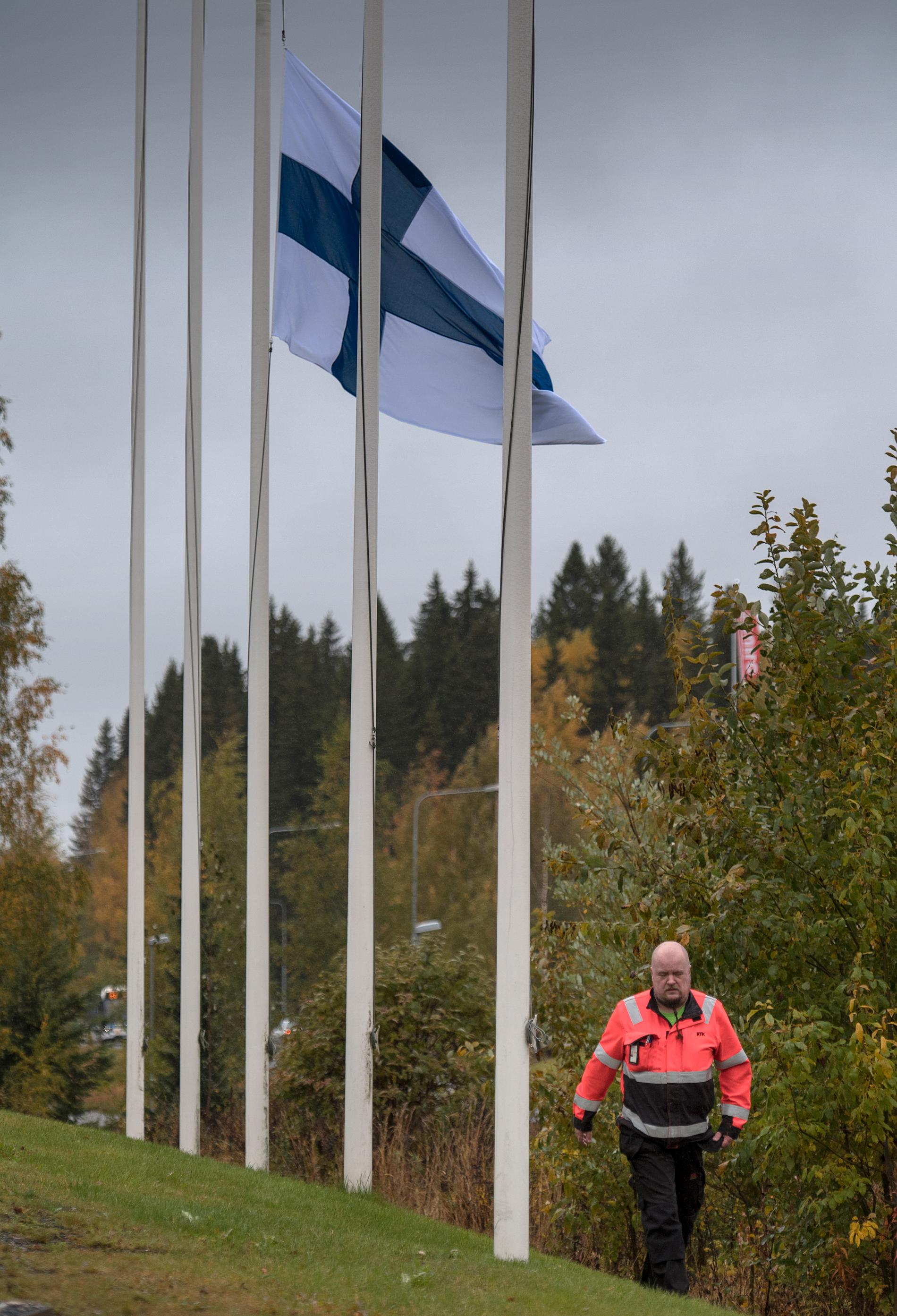 Flagga på halvstång efter dådet i Finland. 