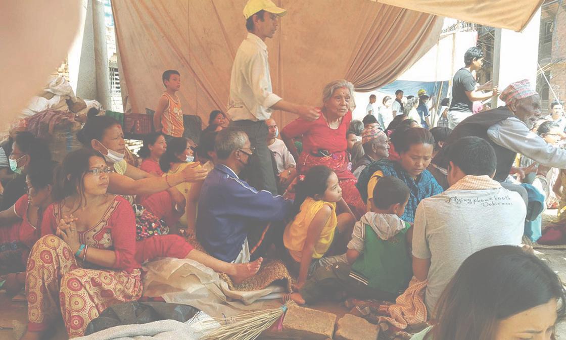 Nepaleser samlade i ett tillfälligt härbärge efter skalvet i Bhaktapur.