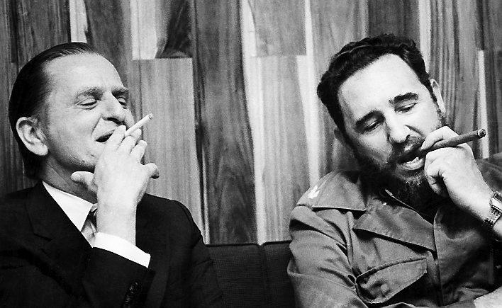Olof Palme röker tillsammans med Fidel Castro under ett besök på Kuba 1975.