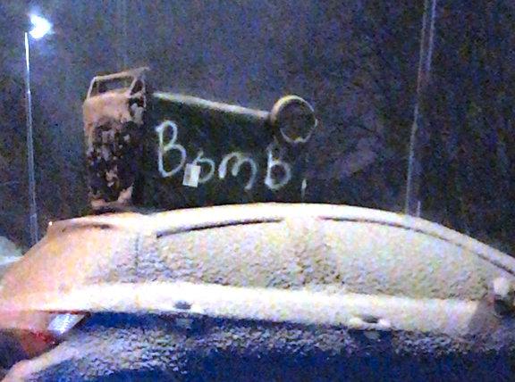 Regalierna hittades på en soptunna, markerad med ordet bomb, som placerats ovanpå en bil.