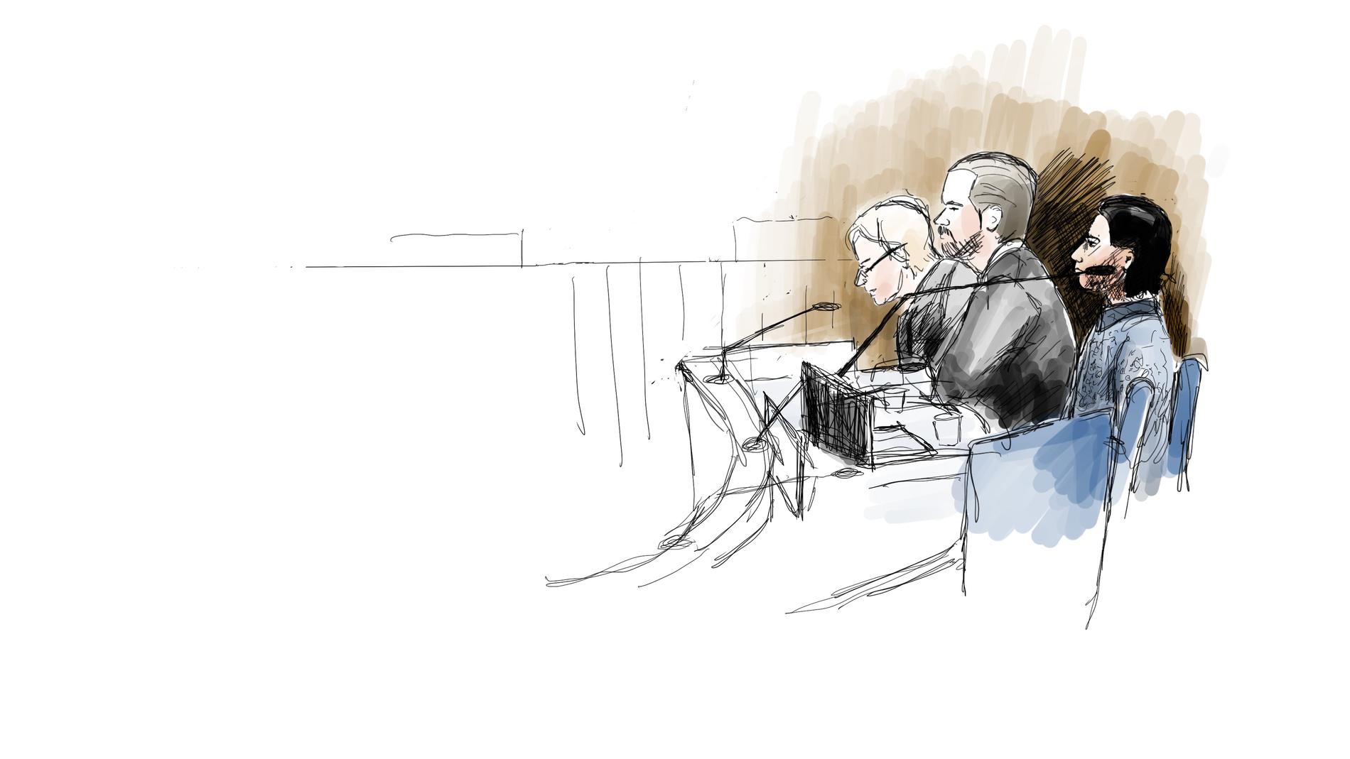 Den mordåtalade mannen, längst till höger, och hans advokater i rättssalen. Teckning från rättegången i Uddevalla tingsrätt.