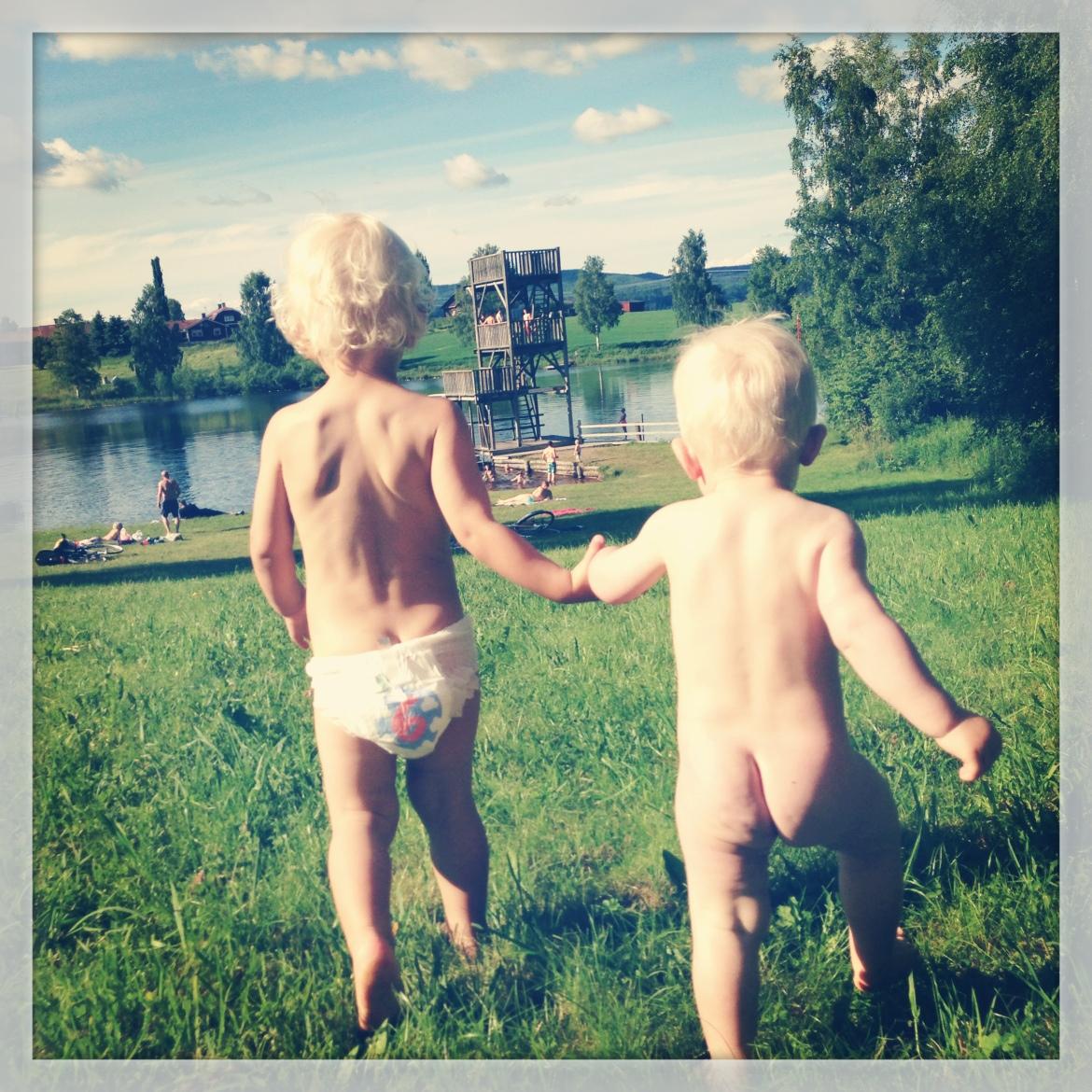 Kusinerna Calle och Olle ska bada i Västanorstjärn strax utanför Leksand. Bus är ordet!