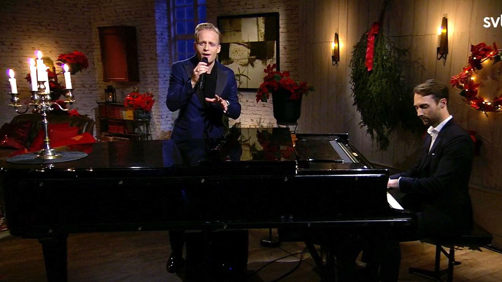 Andreas Weise sjunger en av pappa Arnes julfavoriter, ”The Christmas song” hos SVT:s julvärd.