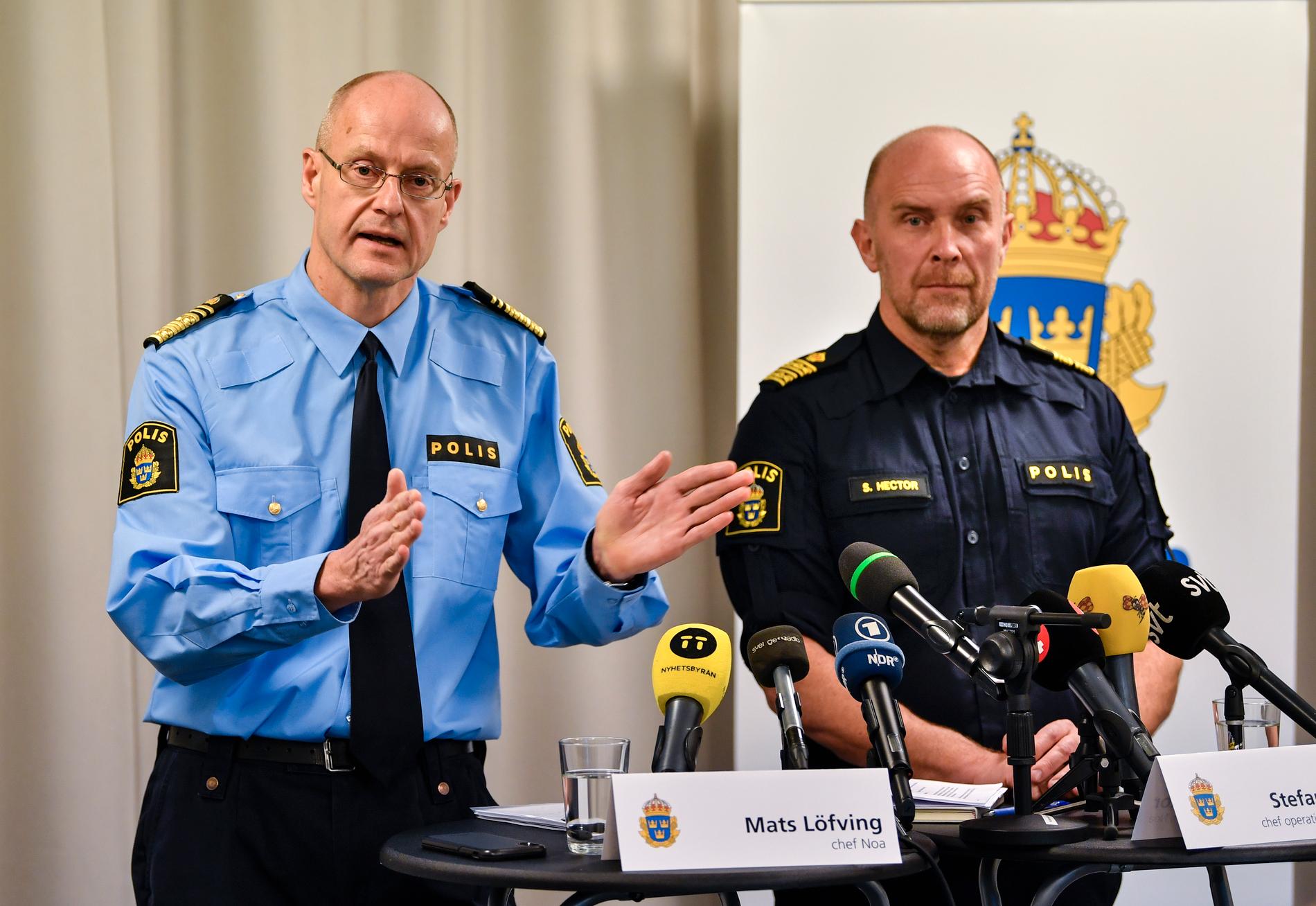 Mats Löfving (chef Noa) och Stefan Hector (chef för operativa enheten vid Noa) under måndagens pressträff om att polisen har inlett en nationell särskild händelse mot organiserad brottslighet.