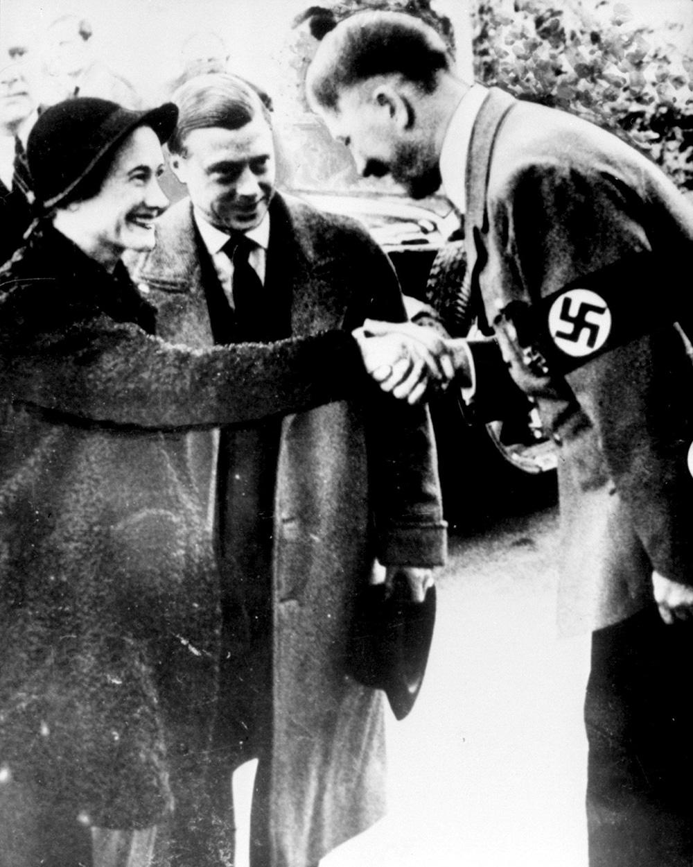 Exkungen Edward och hans fru Wallis Simpson träffade Hitler under en rundresa i Tyskland 1937. De blev så imponerade av Hitler att Edward skrev ett översvallande tackbrev till nazistledaren. Brevet har varit hemligt fram tills nu. 