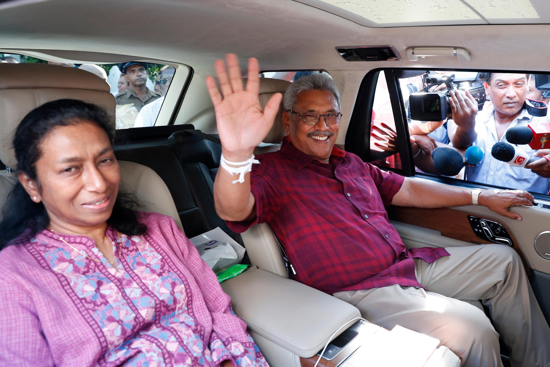 Gotabaya Rajapaksa här tillsammans med sin fru Ayoma. Bild tagen 2019. 