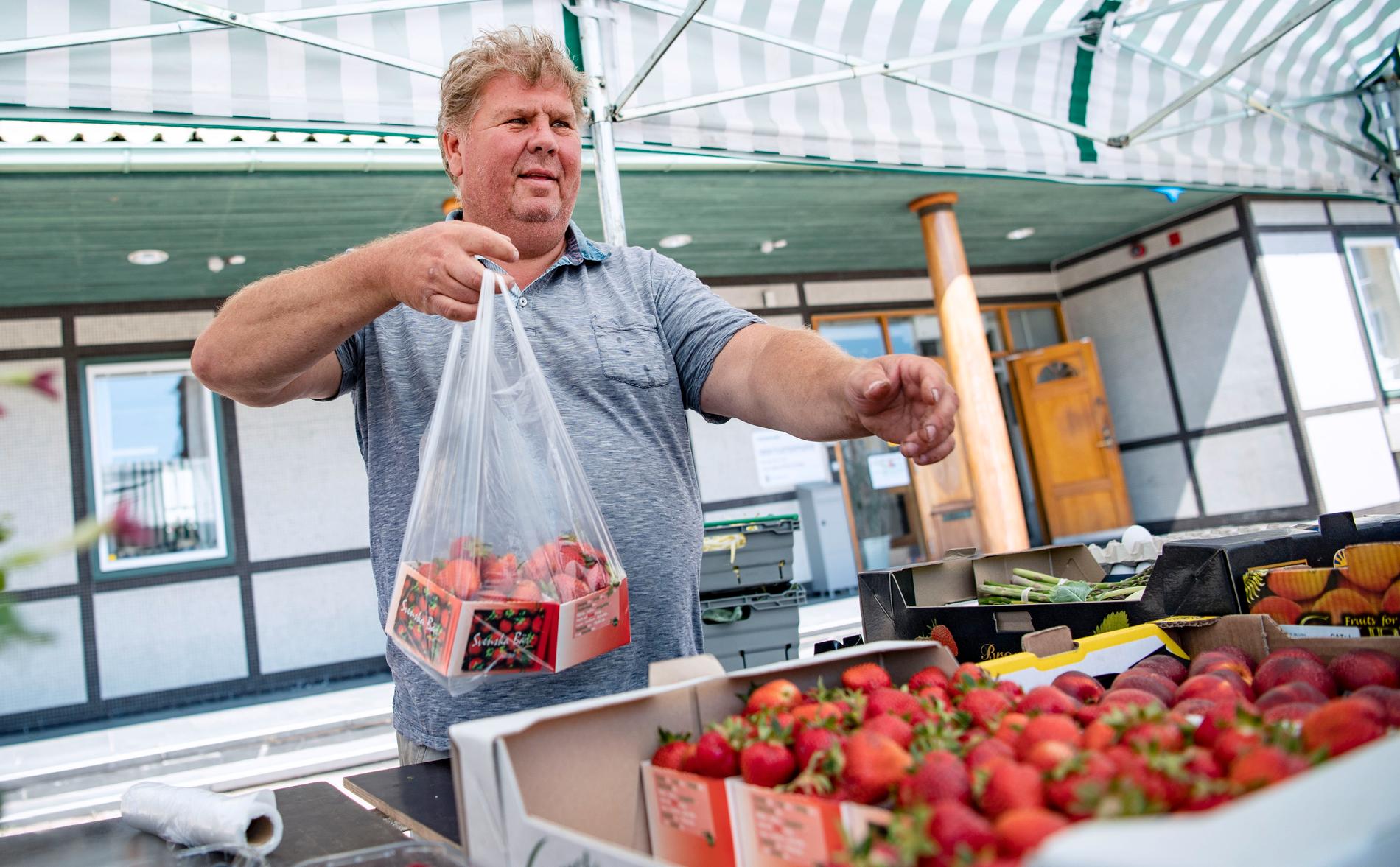 Torghandlare Micke Sjögren, 50 år, som saluför svenska jordgubbar precis utanför kommunhuset, brukar hälsa på Gudrun Schyman.