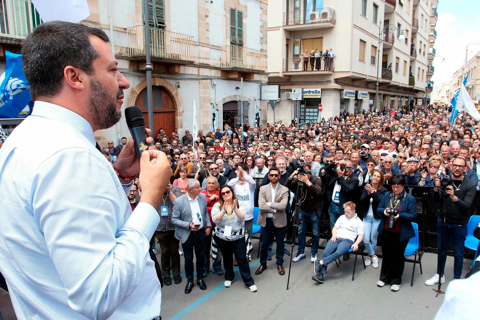 Det främlingsfientliga italienska partiet Legas ledare Matteo Salvini kampanjar i Putignano inför EU-valet.
