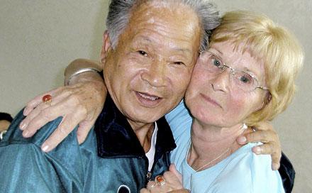 Till slut – efter 47 år på varsin sida av jordklotet – får Renate och maken Ok Geun träffa varandra igen.