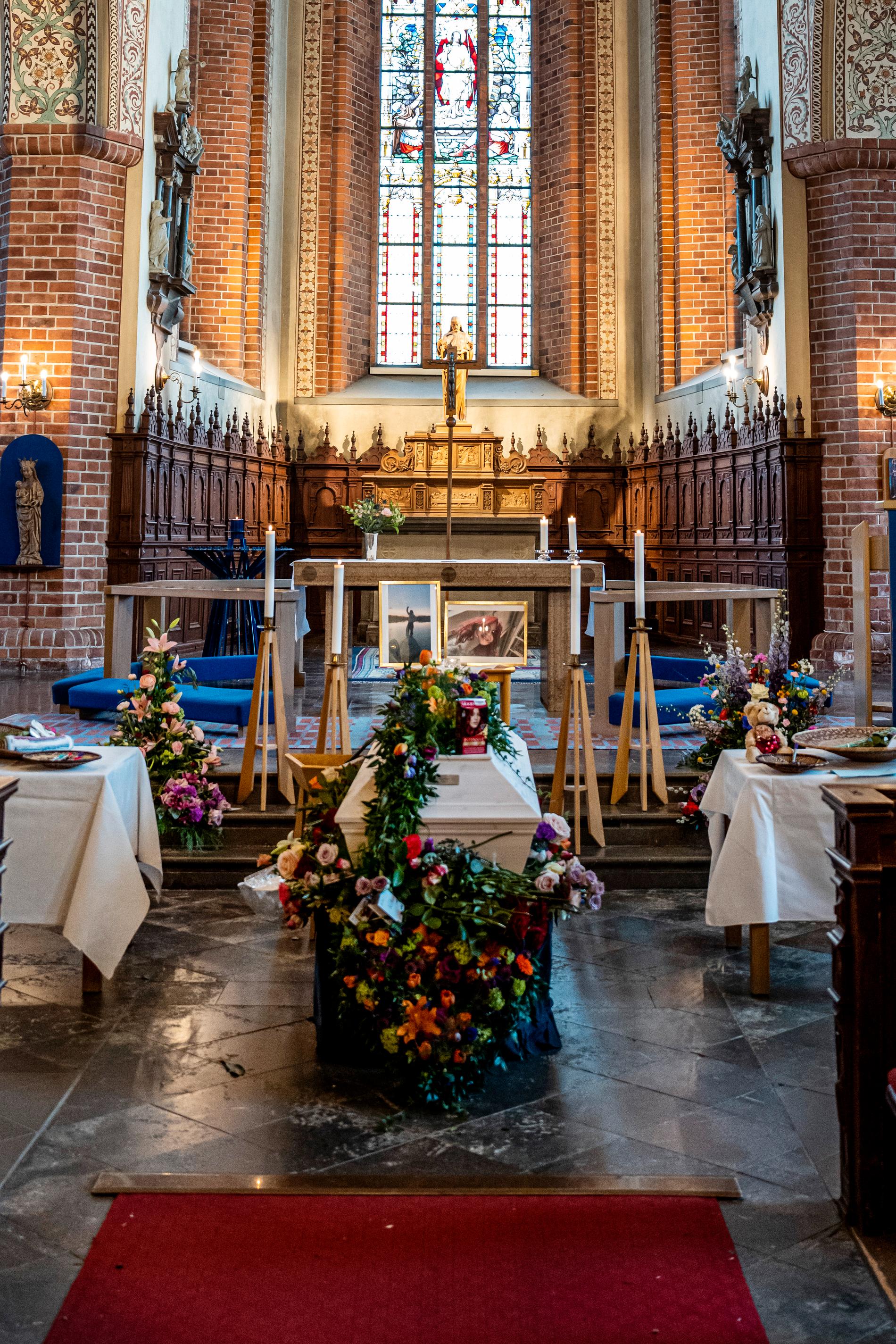 Stora Kopparbergs kyrka var full av vänner, släktingar och familjemedlemmar som ville ta farväl av Molly. 
