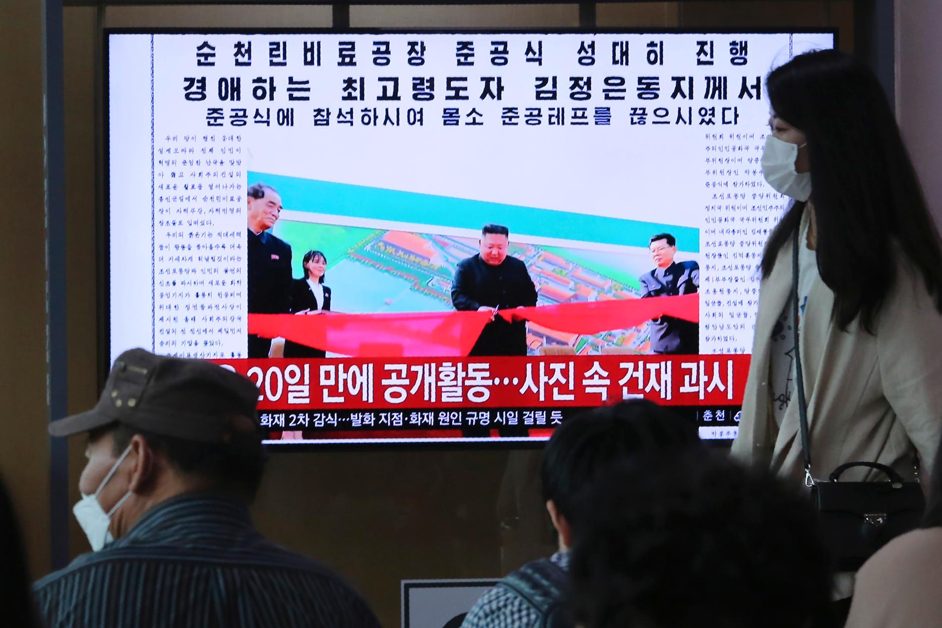 Kim Jong-Un verkade inte rädd för coronaviruset när han senast rapporterades ha visat sig offentligt, den 1 maj. Bild från nyhetssändning på centralstationen i Seoul, Sydkorea.