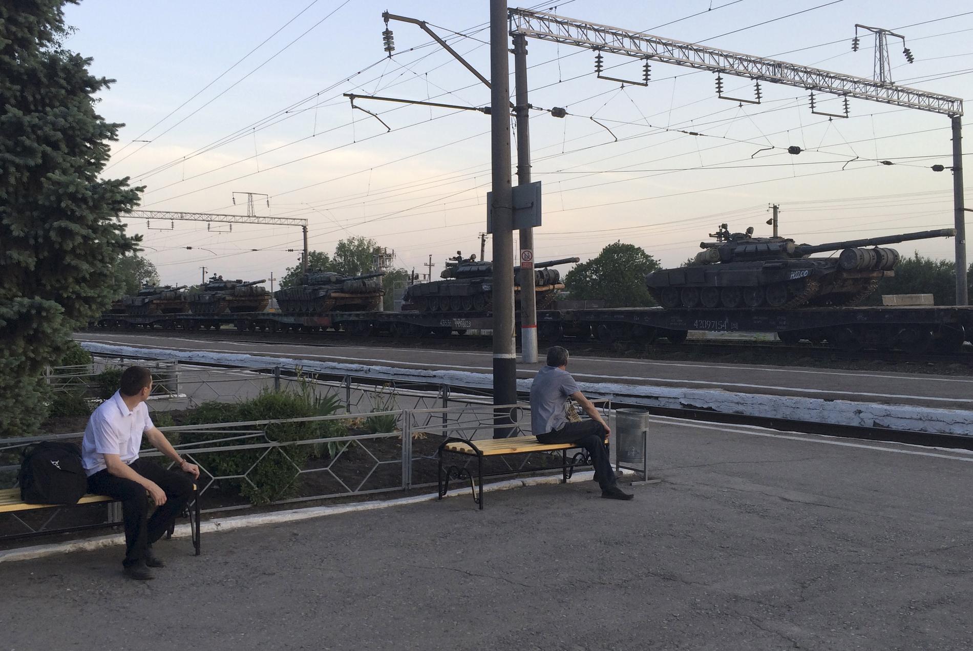 Ryska stridsvagnar anländer med tåg till den ryska staden Matveev Kurgan nära den ukrainska gränsen.