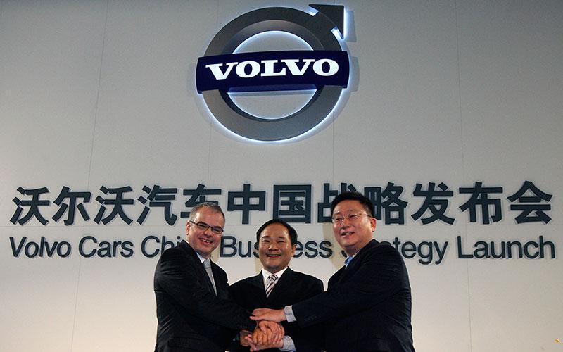 Ett år efter att Geely köpt Volvo sjösätter företaget sin utvecklingsplan – och bygger fabriker i Kina. Här med dåvarande vdn Stefan Jacoby.