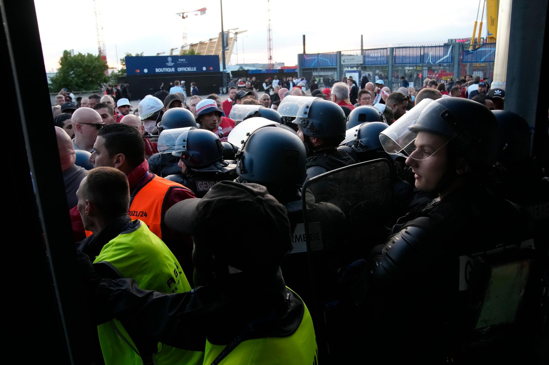 Poliser och vakter försöker hålla ordning i trängseln utanför Stade de France i lördags.