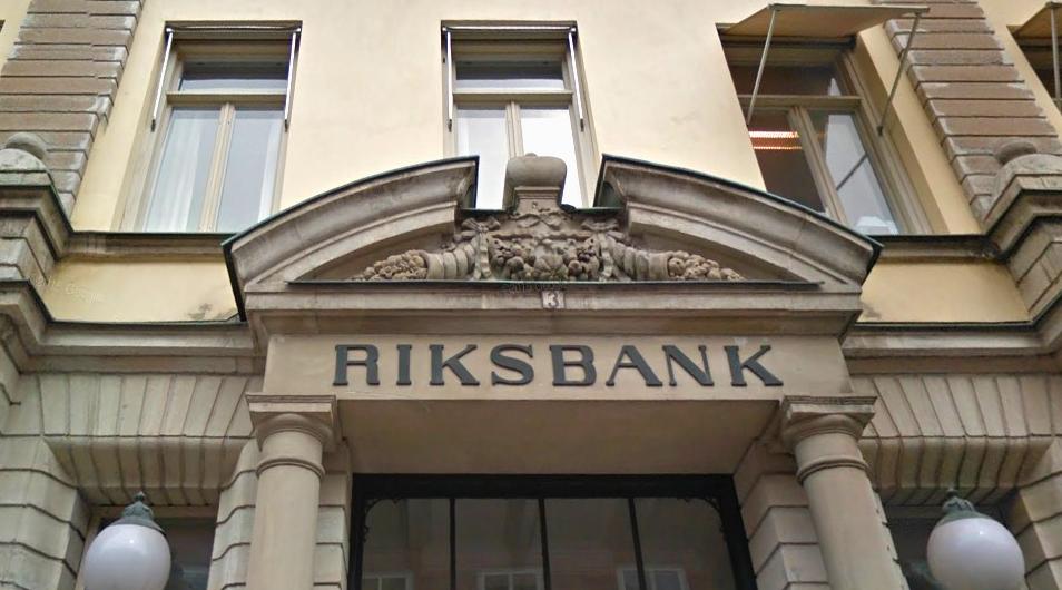Strax innan styrelsen vid Sörmlands sparbank valde att sparka sin vd passade han på att sälja bankens hus, anrika Riksbankshuset i Nyköping, utan att fråga ägarna om lov.