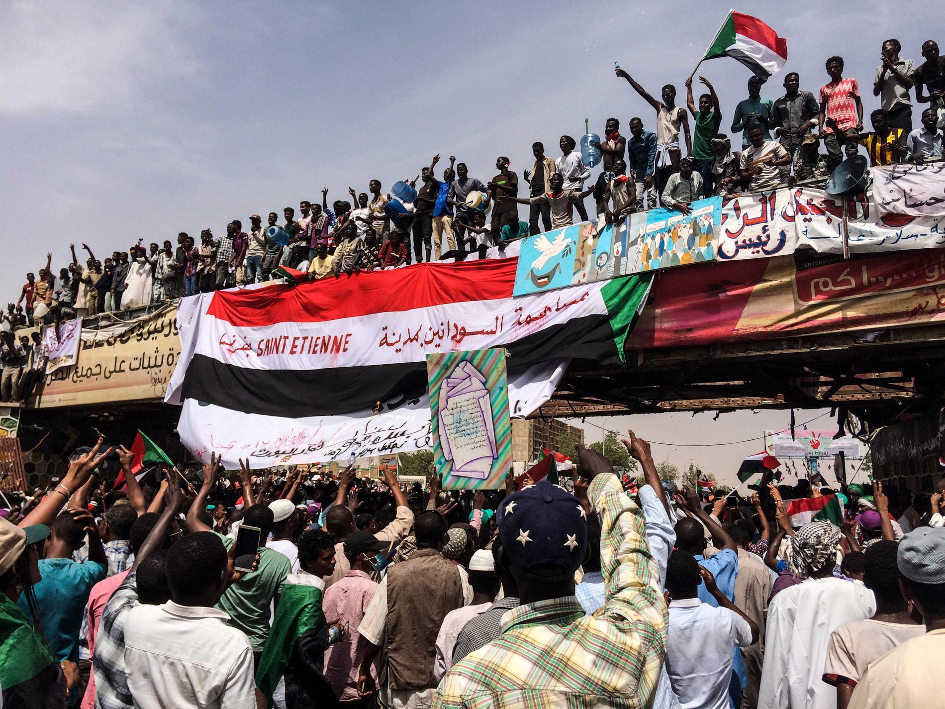 Fredagens protester (bilden) i Khartum ser ut att få en fortsättning. Arkivbild.