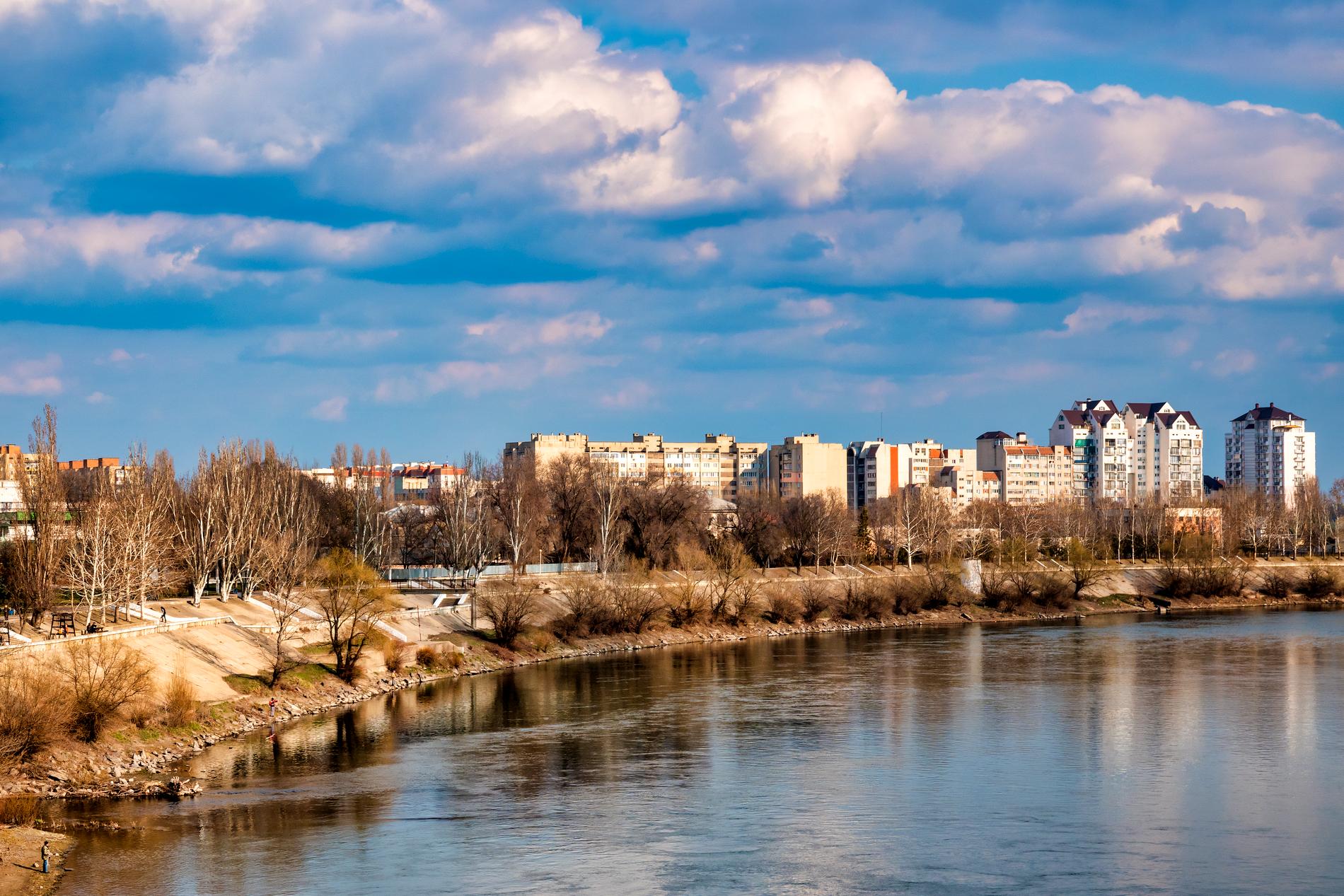 Floden Dniester flyter genom regionhuvudstaden Tiraspol. 