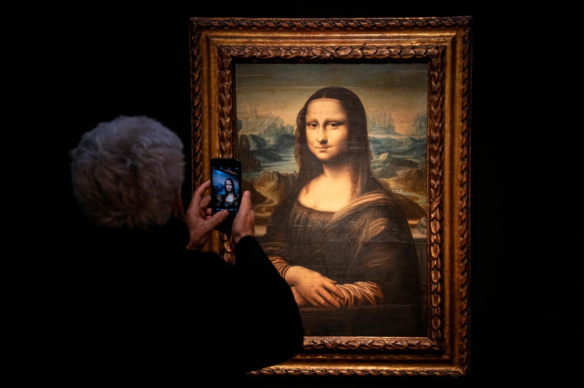 Mona Lisa blir fotograferad i Louvren i Paris. Arkivbild.