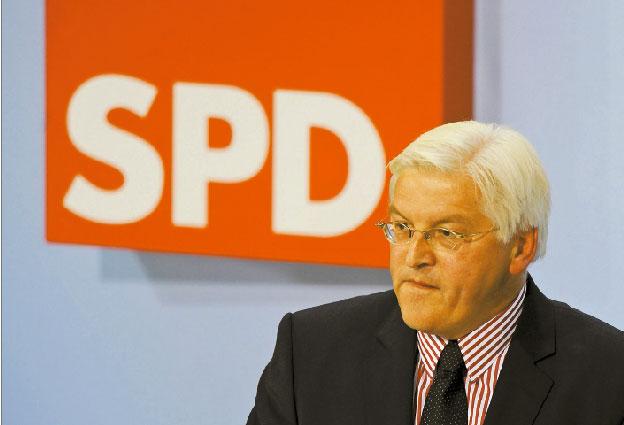 TYSKLAND GÅR ÅT HÖGER Partiordförande Frank-Walter Steinmeier tvingades efter valet konstatera SPD:s tuffa nederlag. Socialdemokraterna rasade till 23 procent och gör sitt sämsta val någonsin.