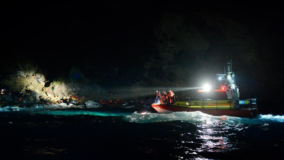 Bild från Gula båtarnas räddningsaktion när familjen fick hjälp från klipporna.