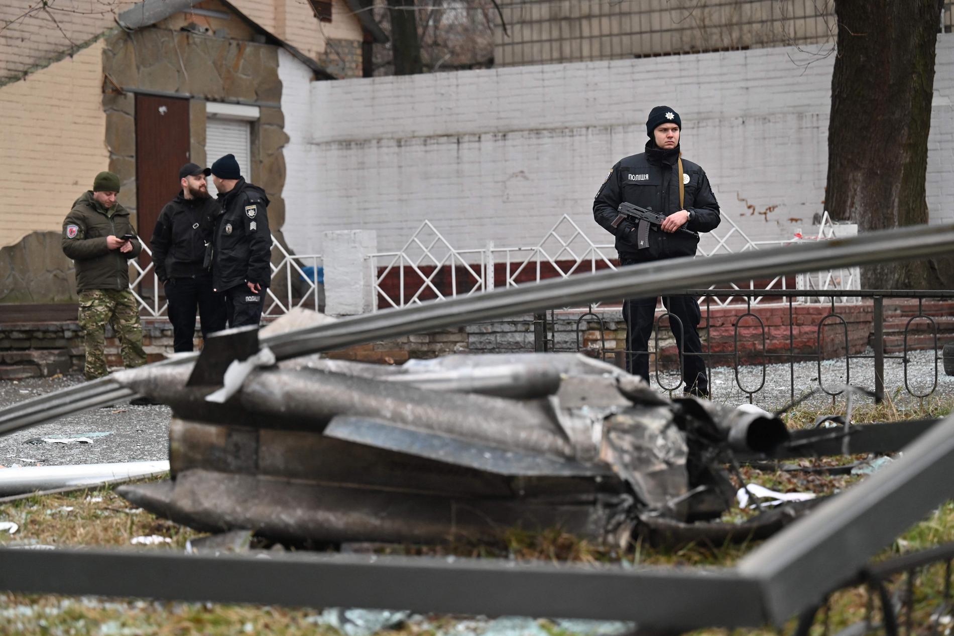 Ukrainska poliser i Kiev har bevakar en missil. 