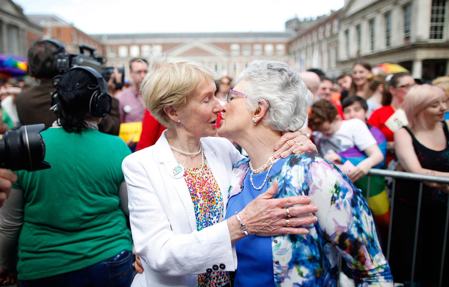 Irländska senatorn Katherine Zappone (till höger) med sin partner Ann Louise Gilligan firar att den nya lagen röstats igenom i maj.