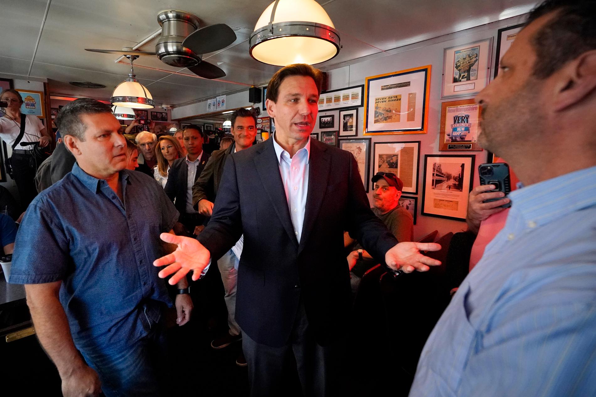 Floridaguvernören Ron DeSantis möter presumtiva väljare i New Hampshire under fredagen.