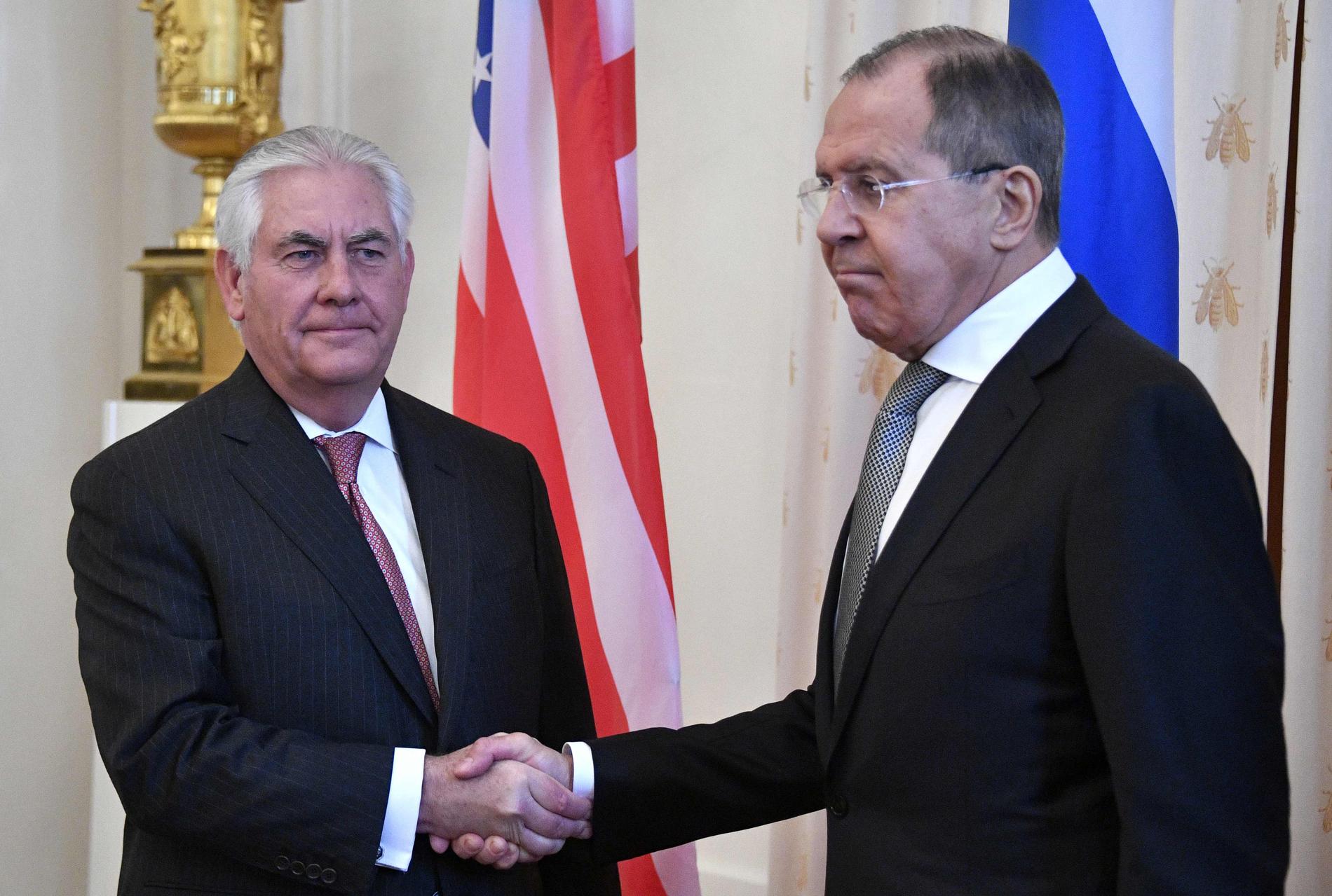 Tillerson och Lavrov skakar hand vid sitt möte.