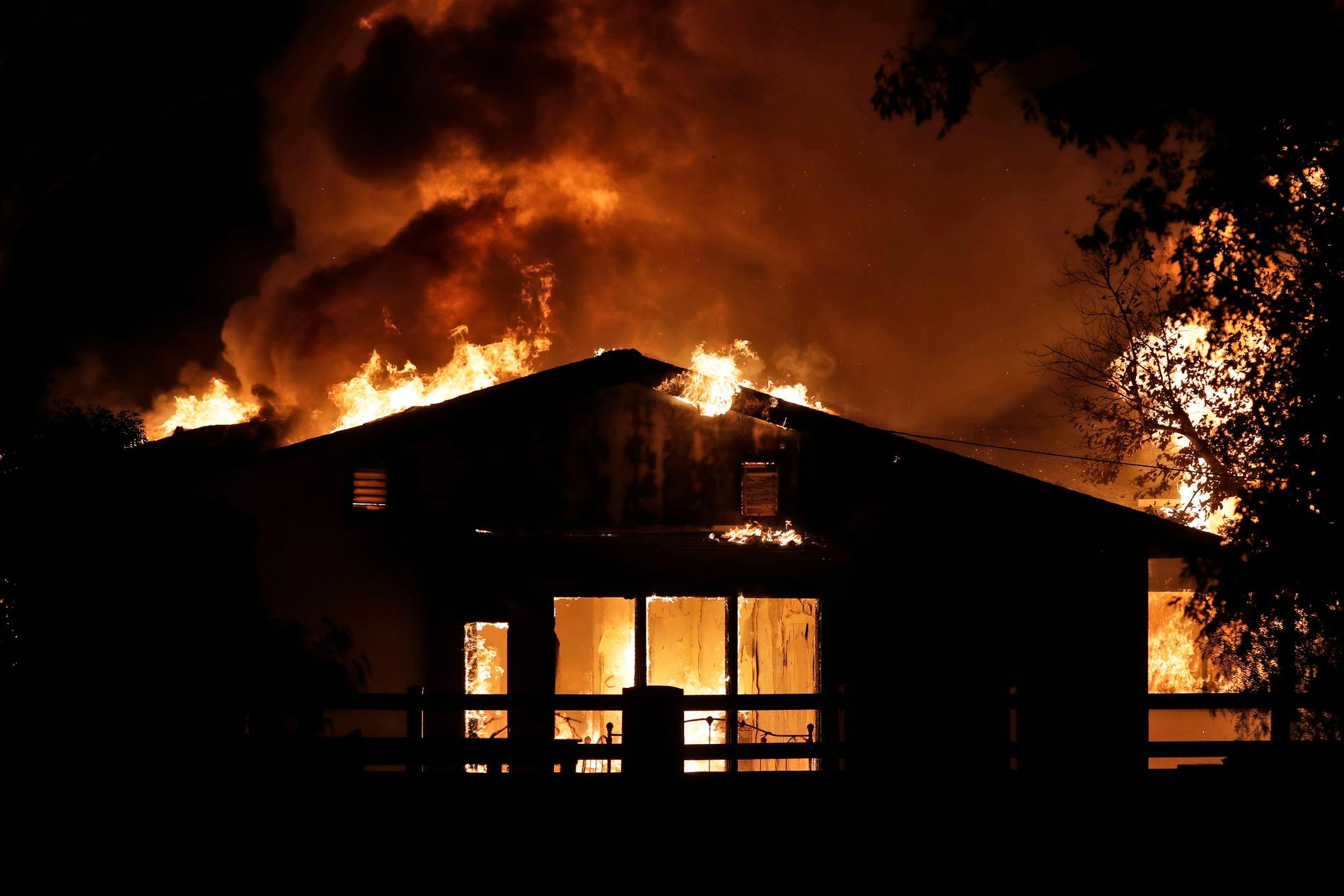 Ett hus brinner i Santa Clarita i Kalifornien.