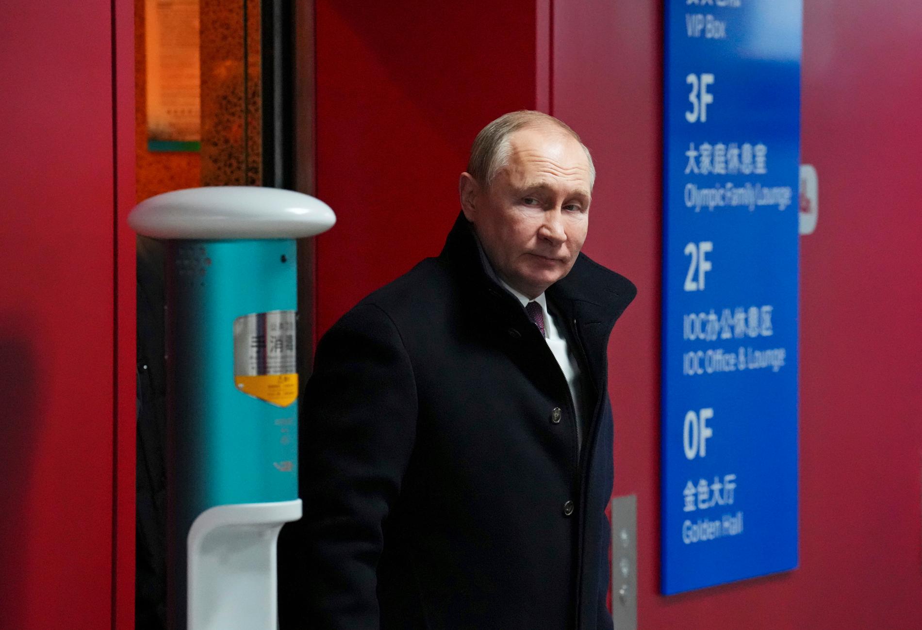 Rysslands president Vladimir Putin anländer till invigningen av de olympiska spelen i Peking, fredagen den 4 februari.