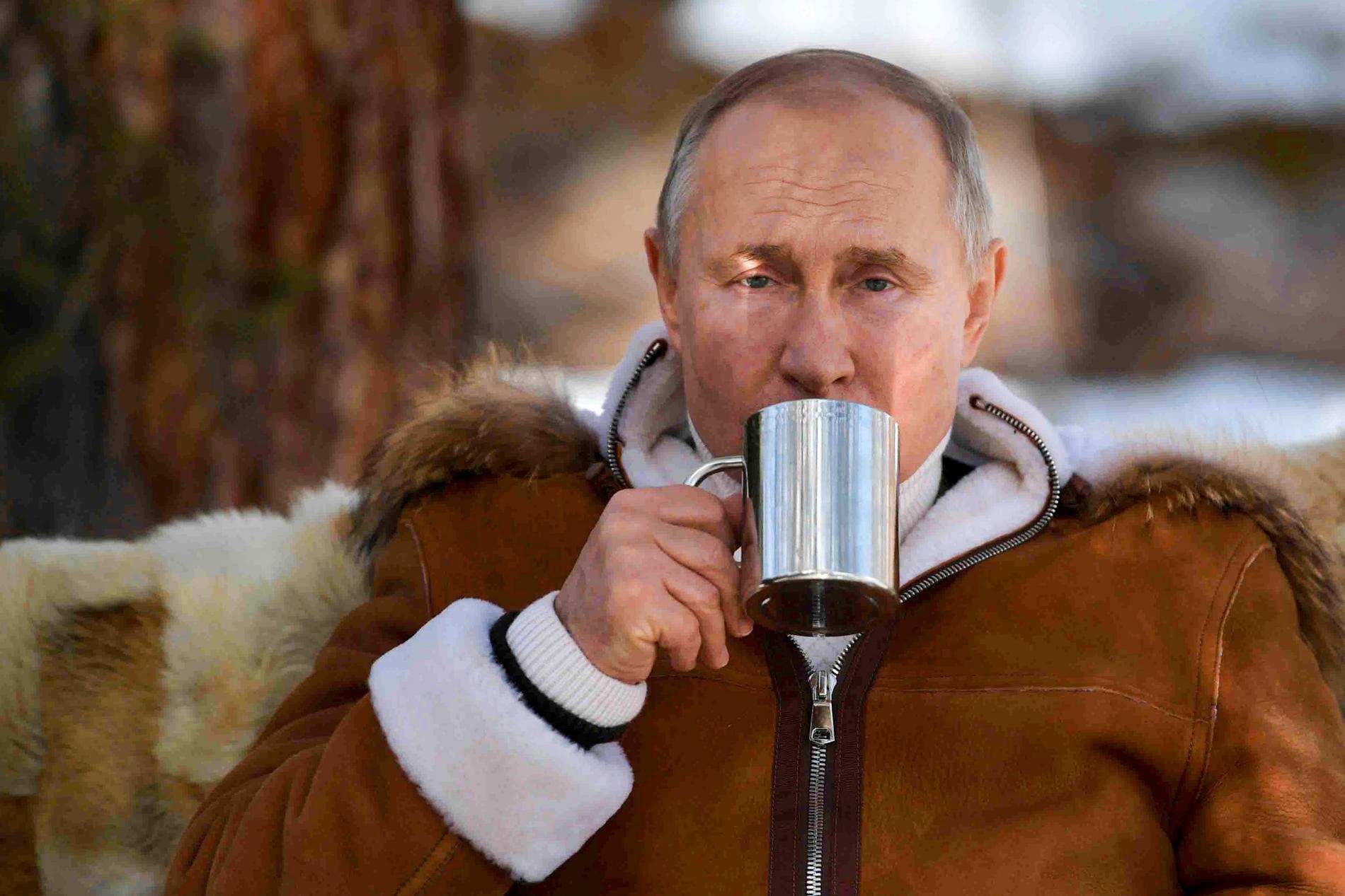 Putin tar vätskepaus under en utflykt till Sibirien.