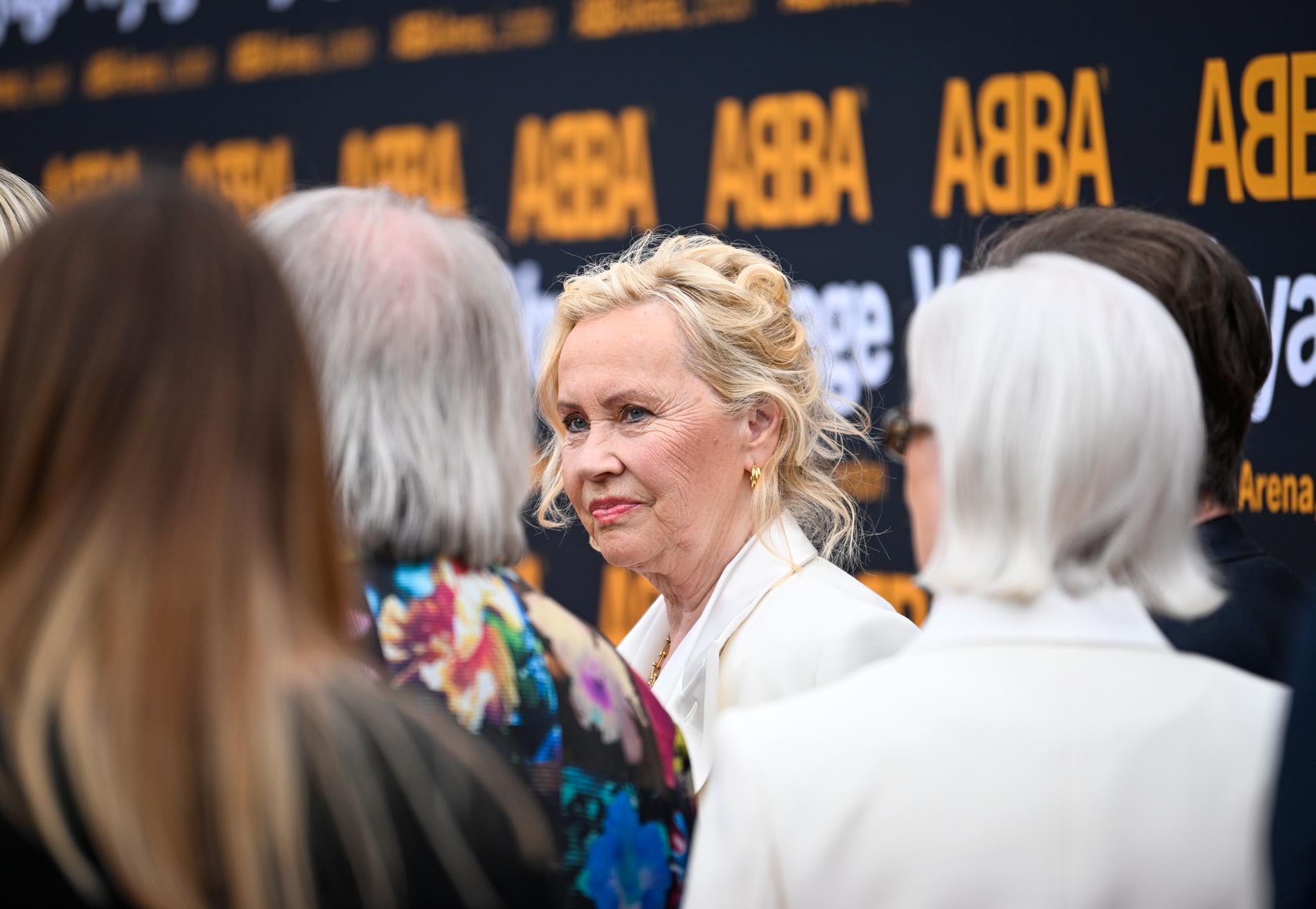 Agnetha Fältskog och Anni-Frid Lyngstad anländer på röda mattan till ABBA Arena.