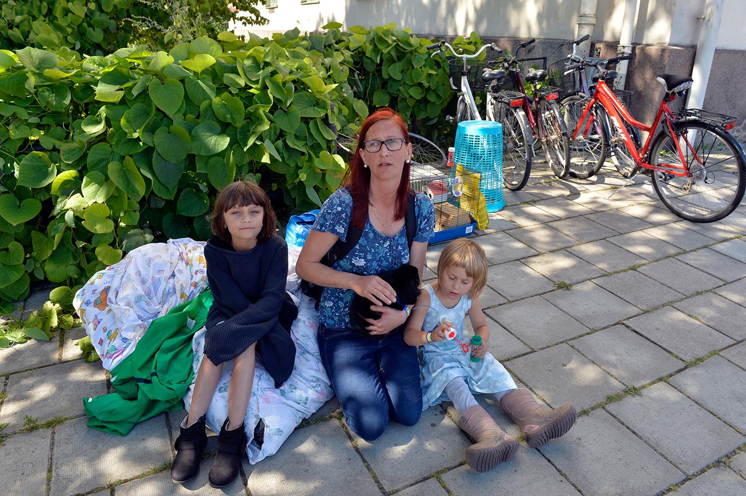 ”Det är så tätbebyggt så vi förstod att vi skulle evakueras”, säger Felizia Pedersen som fick ta med sig de fem barnen och katten, kaninen och marsvinet ut på gatan.