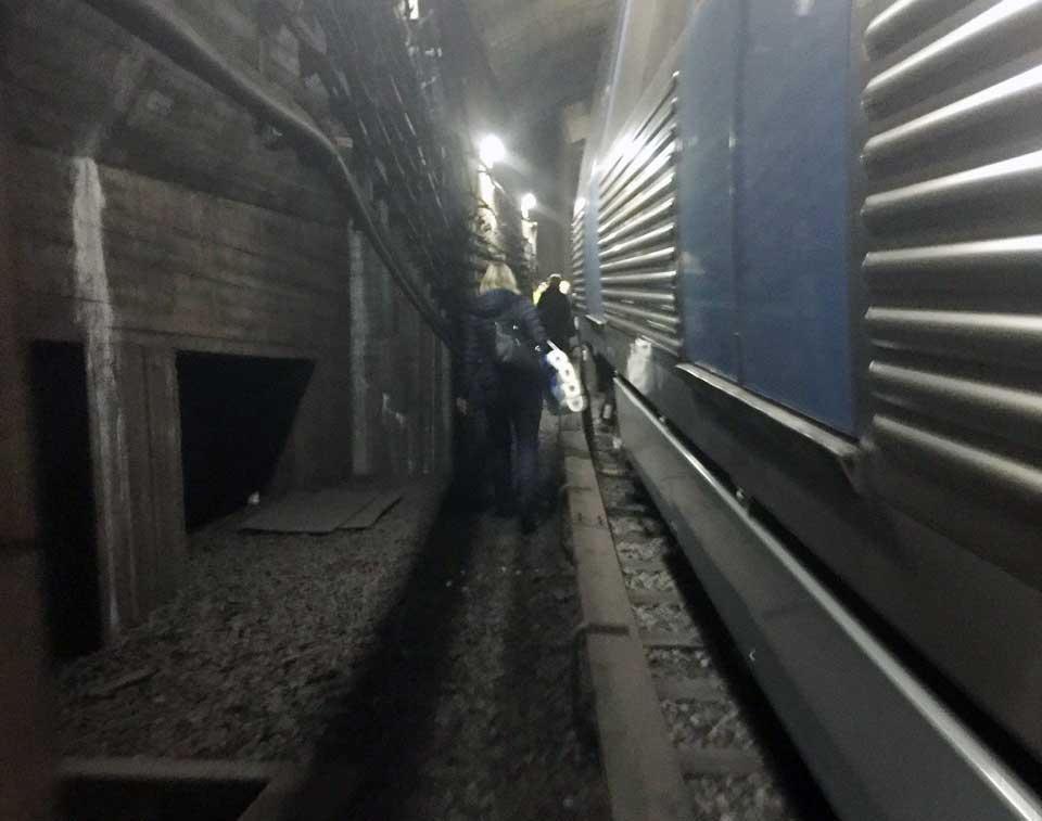 Ett tunnelbanetåg har fastnat mellan två stationer. ”Det var panik där inne, barn och äldre människor fick klättra ur tågen på stegar”, säger Pernilla Wickberg, 28.