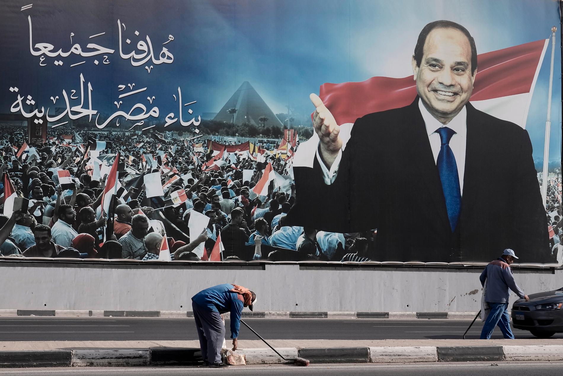 "Vårt mål är att bygga det moderna Egypten". På egyptiska gator rapporteras det nästan bara ha varit kampanjaffischer för president al-Sisi. Här sitter en i Kairo och bilden togs i söndags för en vecka sedan, då presidentvalet inleddes.