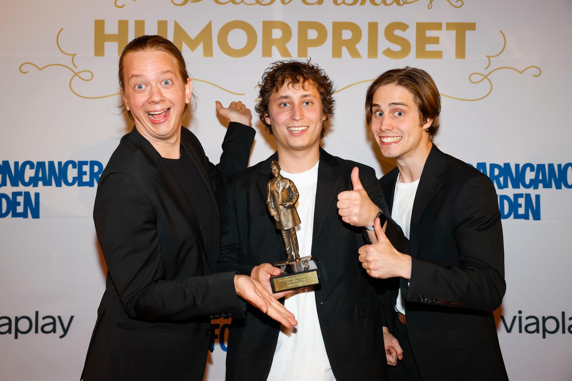 Joel Adolphson, Emil Beer och Victor Beer, vinner barnens pris under ”Barncancergalan - det svenska humorpriset” 2023.