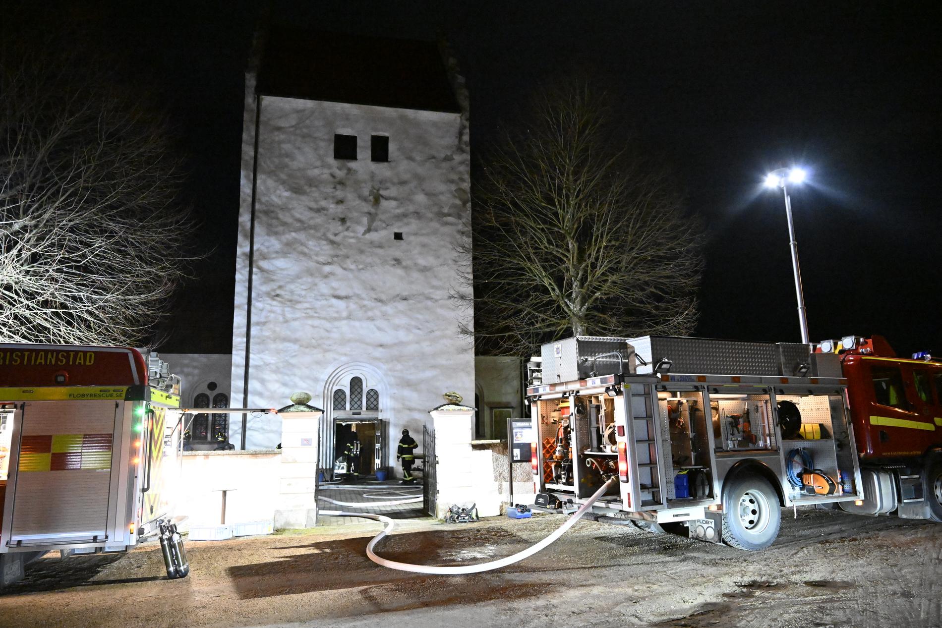 Räddningstjänsten och polisen på plats i Vittskövle kyrka för att bekämpa branden.