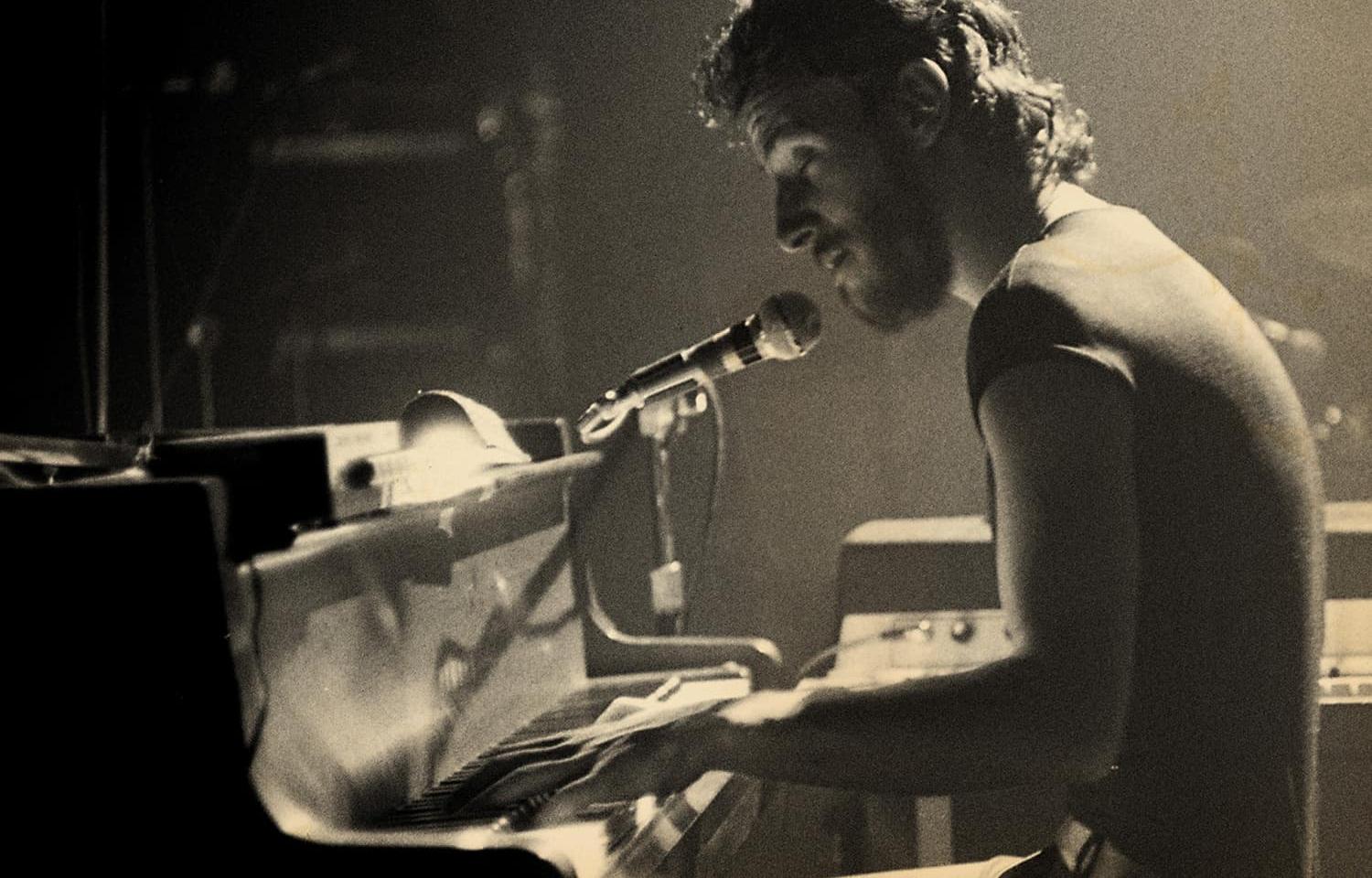 Bruce Springsteen spelar piano på sitt nya album med väl valda livetagningar ur karriären.