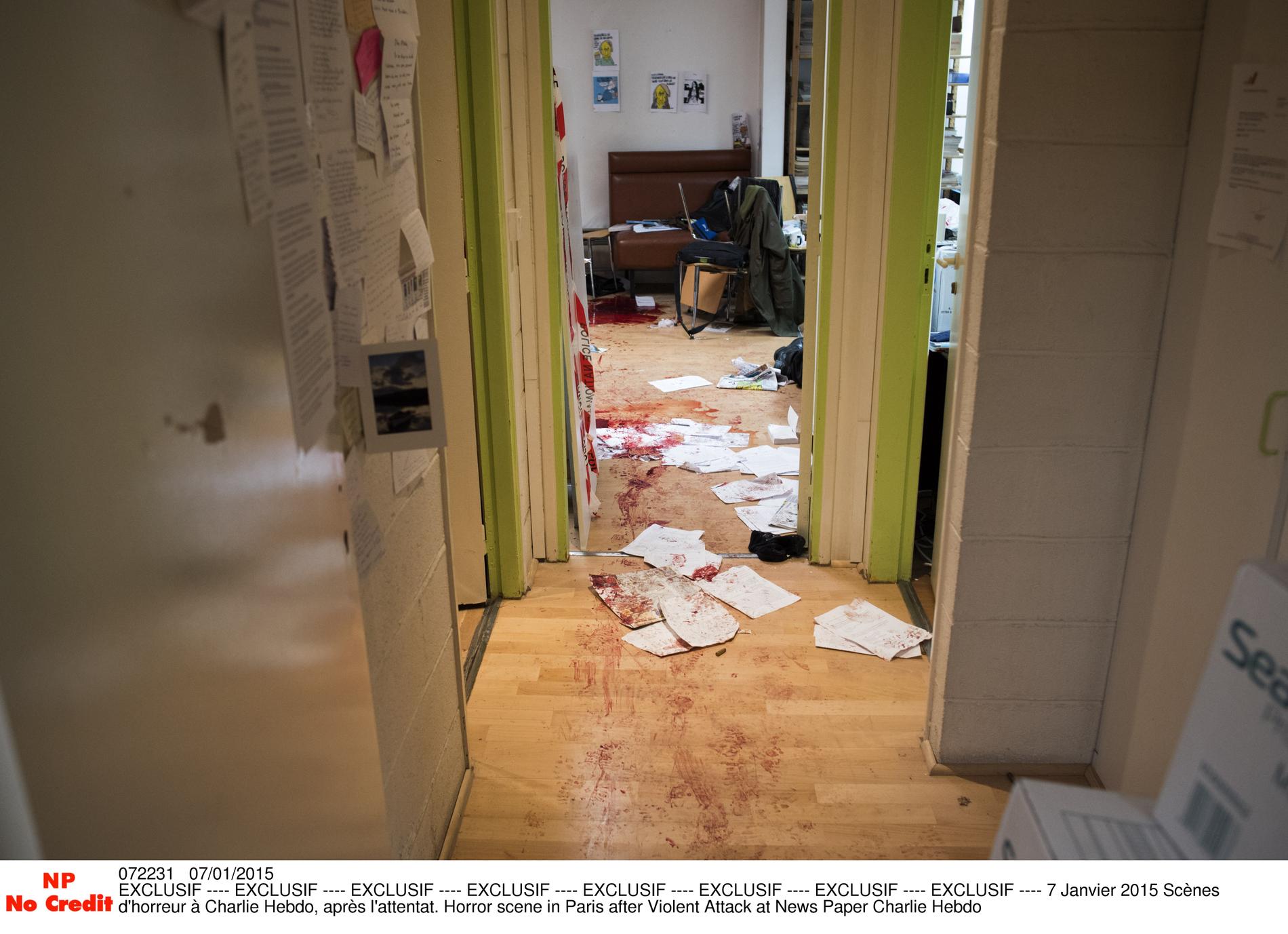 Det har gått mer än ett dygn sedan massakern på den franska satirtidningen Charlie Hedbos kontor i Paris. En massaker som krävde tolv människors liv och som kallas för ett terrordåd.
Förutom överlevandes vittnesmål har även bilder inifrån redaktionen nu kommit ut i media.